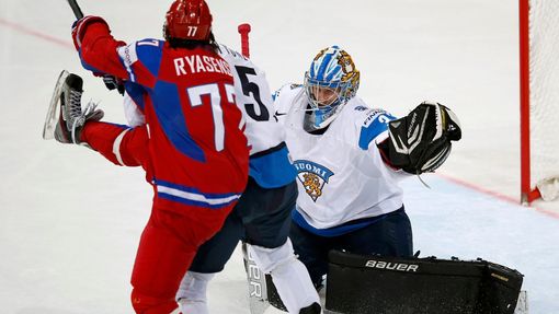 Hokej, MS 2013, Rusko - Finsko: Jevgenij Rjasenskij - Juha-Pekka Hytonen a Antti Raanta