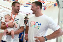 Vejdou se čeští obři do olympijských postelí? Doktor chce učit Japonce českou cestu