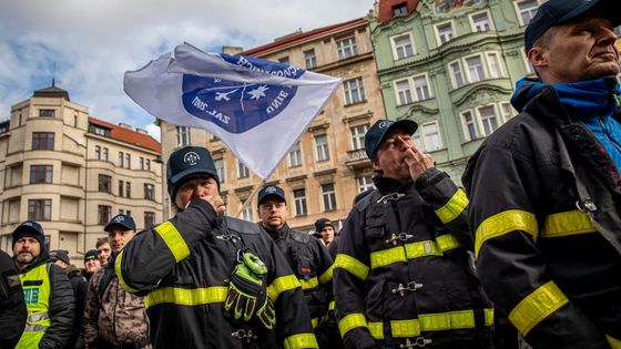 Protest policistů a hasičů před ministerstvem vnitra v Praze na Letné za navýšení platů