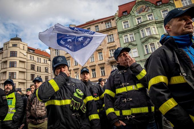 Protest policistů a hasičů před ministerstvem vnitra v Praze na Letné za navýšení platů (21.11. 2024).