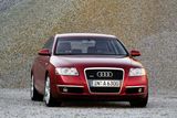 Audi A6 přineslo sériovou podobu singleframe grillu. Inspirací pro Waltera de Silvu prý byly předválečné Auto Uniony.