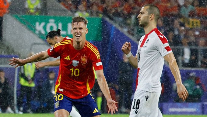 Španěl Dani Olmo (v červeném) slaví gól v síti Gruzie v osmifinále Eura 2024
