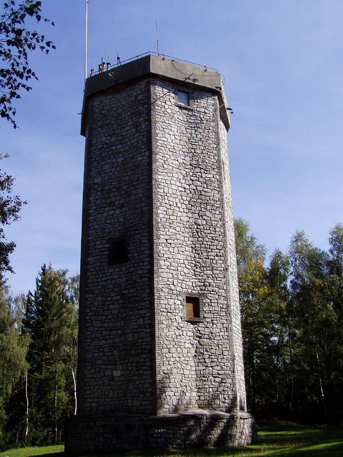 Studený vrch se svou výškou 660 metrů je nejvyšším vrcholkem Brské vrchoviny (pohoří Hřebeny). Vypíná se asi 3 kilometry na jihovýchod od města Hostomice. Na jeho vrcholku byla v roce 1940 postavena 17,5 metrů vysoká zděná měřická věž, která dříve sloužila především k zeměměřickým účelům. Po nezbytných opravách byla zpřístupněna turistům a začala se využívat jako rozhledna. Slibuje daleké výhledy i na Klínovec, Milešovku, Říp, Bezděd či Ještěd.