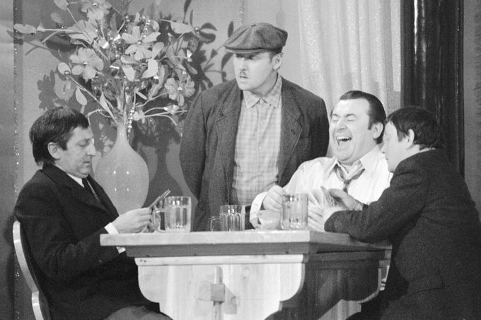 Scénka ze silvestrovského pořadu  "Vesele do Nového roku", který se natáčel v Kostelci nad Černými lesy. 22. 12. 1969