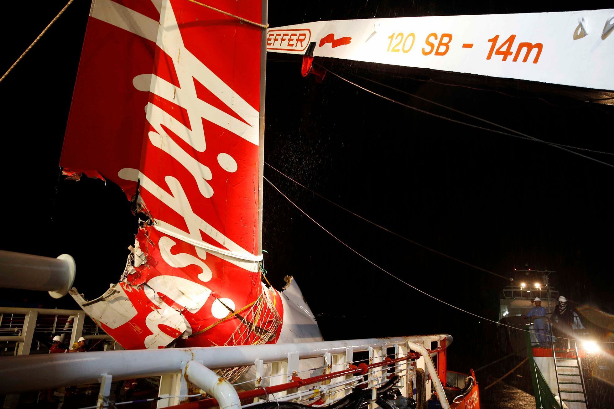 Vytahování trosek letounu Air Asia