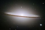Galaxie Sombrero leží asi 29 milionů světelných let daleko v souhvězdí Panny. Je těsně za hranicí viditelnosti pouhým okem, ale už s pomocí obyčejných dalekohledů ji lze zahlédnout. Velmi masivní galaxie, svými rozměry a objemem velká jako 800 miliard Sluncí.