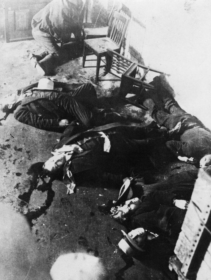 15 Titulek: photograph Popis: Victims of the St Valentine's Day massacre, Lincoln Park, Chicago, USA, 14th February 1929. The St Valentine's Day Massacre was the culmination of a turf war between the rival crime gangs of Al Capone and George 'Bugs' Moran. Five members of Moran's gang were shot and killed, together with a gang 'follower' and a mechanic who worked for them, by gunmen disguised as police officers. Moran narrowly avoided being caught up in the shooting.