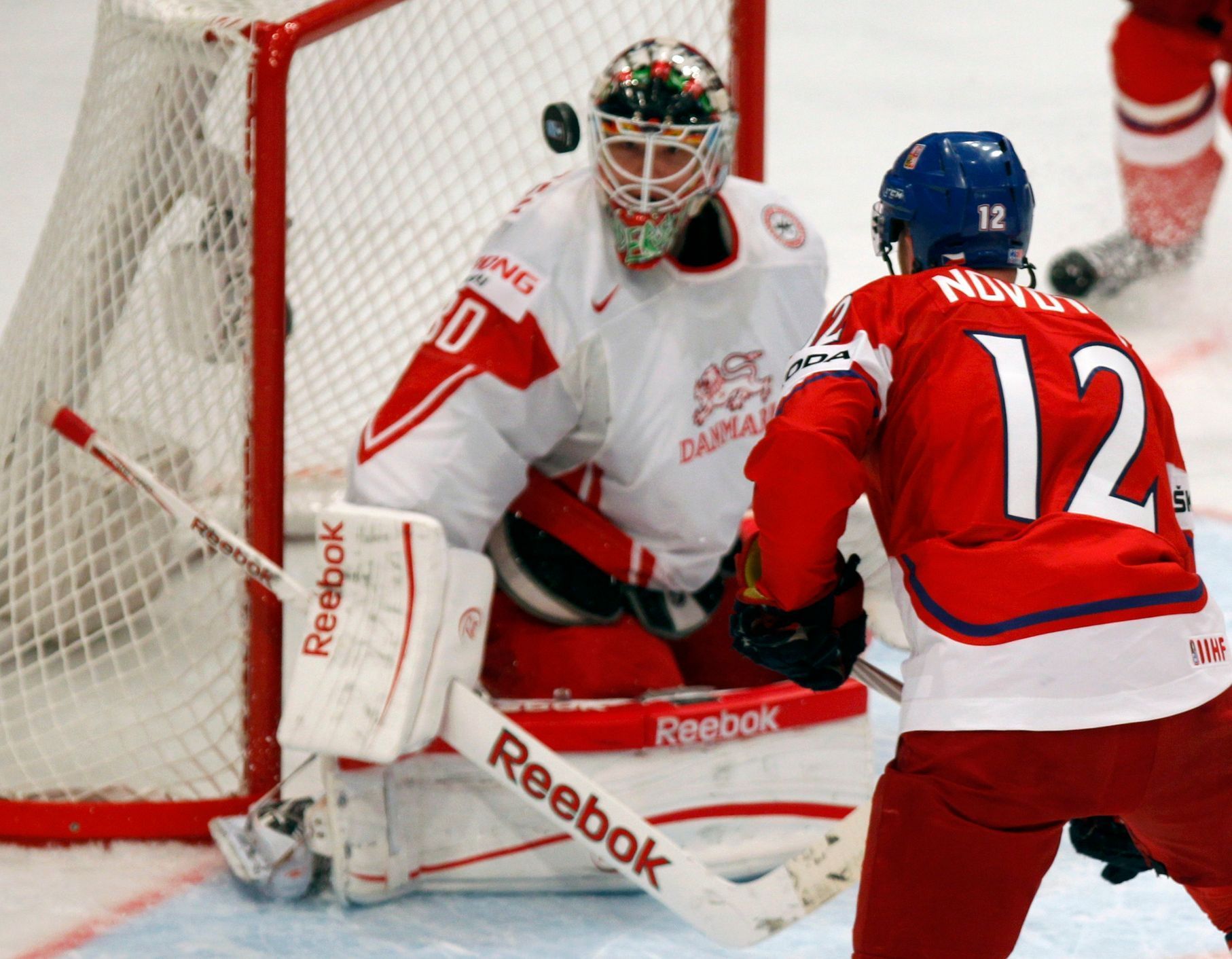 Jiří Novotný a Frederik Andersen v utkání MS v hokeji 2012 Česko - Dánsko