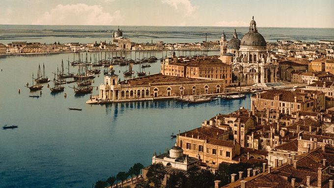 Unikátní fotky Benátek před 120 lety: Turisté, chudáci i vojenské přehlídky