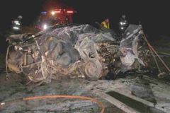 Auto vrazilo do betonového viaduktu, řidič zemřel