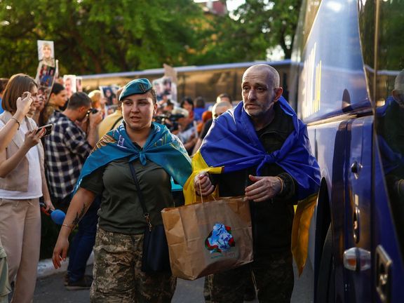 Ukrajina a Rusko se v Istanbulu v polovině května domluvily, že si navzájem vymění tisíc zajatců. V pátek (na snímku) to bylo 270 zajatých vojáků a 120 civilistů.