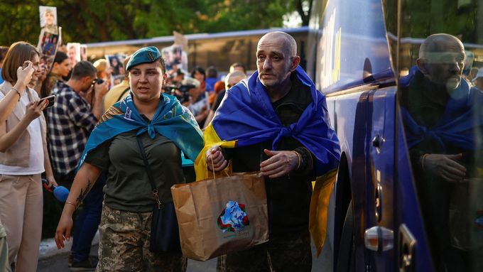 Ukrajina a Rusko se v Istanbulu v polovině května domluvily, že si navzájem vymění tisíc zajatců. V pátek (na snímku) to bylo 270 zajatých vojáků a 120 civilistů.