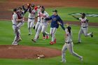 Hráči mužstva Atlanta Braves oslavují výhru nad Houston Astros ve Světové sérii. Tak je označováno finále zámořské baseballové ligy. Pro Američany jde o jeden z největších sportovních svátků roku.