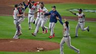 Hráči mužstva Atlanta Braves oslavují výhru nad Houston Astros ve Světové sérii. Tak je označováno finále zámořské baseballové ligy. Pro Američany jde o jeden z největších sportovních svátků roku.