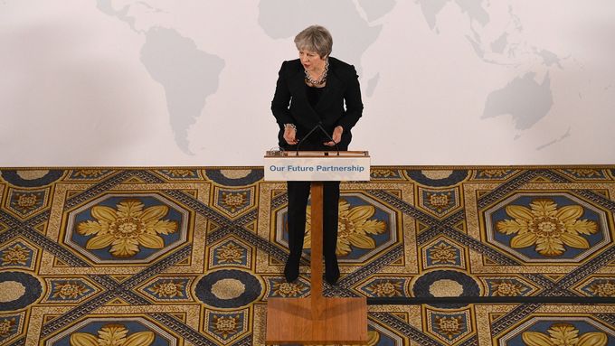 Britská premiérka Theresa Mayová během pátečního proslovu v Londýně.