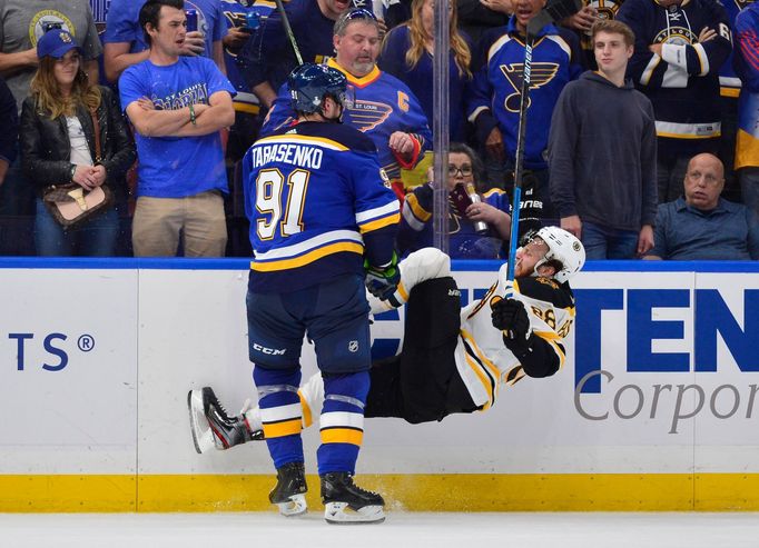 David Pastrňák, český útočník Bostonu, padá po zákroku Vladimira Tarasenka ze St. Louis ve čtvrtém utkání finálové série NHL