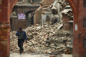 Duben 2015: Zemětřesení v Nepálu nepřežilo 9000 lidí, Česko žije Dragounskou jízdou