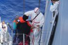 U Tuniska se utopilo nejméně 70 migrantů, rybáři vytahují z vody raněné