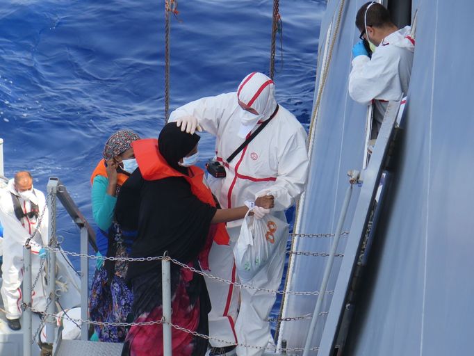 Loď italského námořnictva Virginio Fasan pátrala mezi ostrovem Lampedusa a břehy Tuniska a Libye po uprchlících. V srpnu 2014 jich zachránila více než 1000 migrantů.