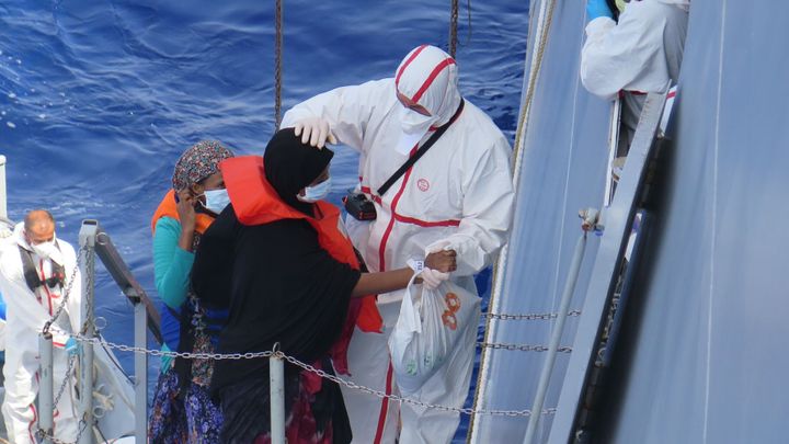 U Tuniska se utopilo nejméně 70 migrantů, rybáři vytahují z vody raněné