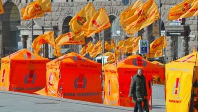 Desítky oranžových stanů zaplavily kyjevskou hlavní třídu Chresčatyk.