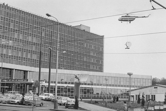 Fotografie z historie budování (výstavba v letech 1972 – 1979) a fungování Ústřední telekomunikační budovy v Olšanské ulici v Praze 3.