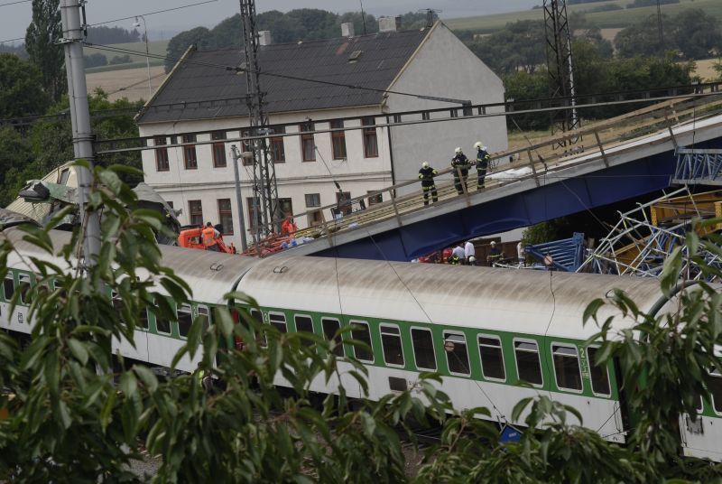 Vlak EuroCity narazil u Studénky do mostu