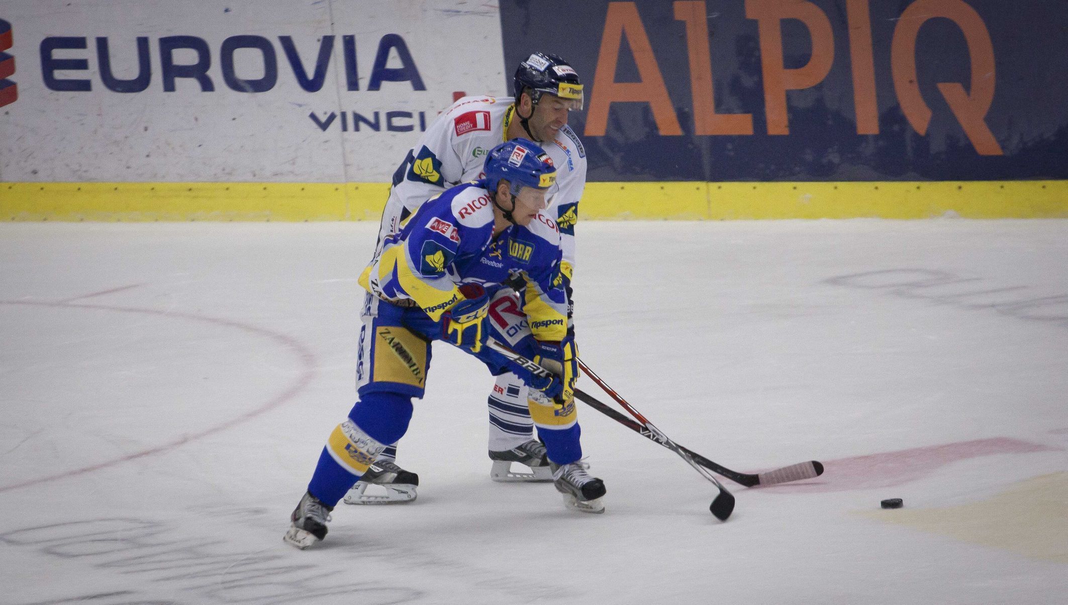 Hokejista Liberce Petr Nedvěd se soupeřem v utkání se Zlínem v 19. kole Tipsport extraligy 2012/13.
