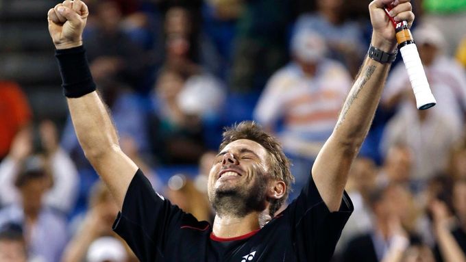 Stanislas Wawrinka vítězoslavně zvedá ruce nad hlavu. Po třech letech opět postoupil na US Open do čtvrtfinále.