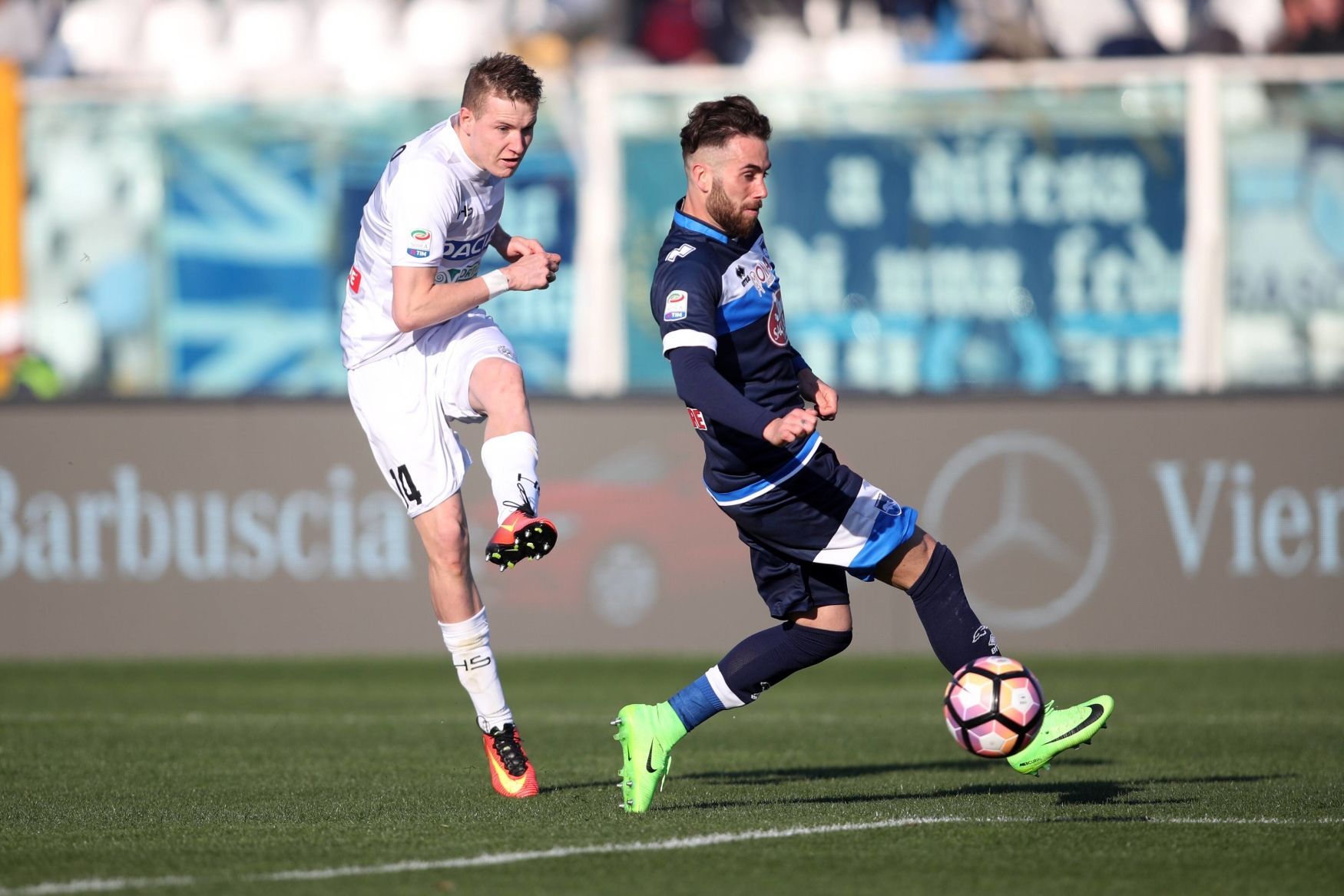 Jakub Jankto z Udinese Calcio (v bílém) dává gól v zápase v Pescaře