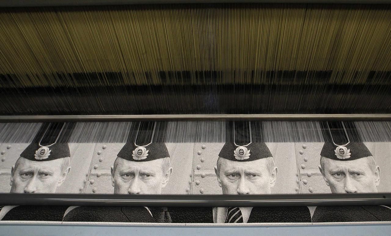 Tkalcovna, kde vyrábí koberce/tapiserie s Putinem