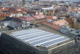 Na střeše provozní budovy Národního divadla je největší sluneční elektrárna v Praze