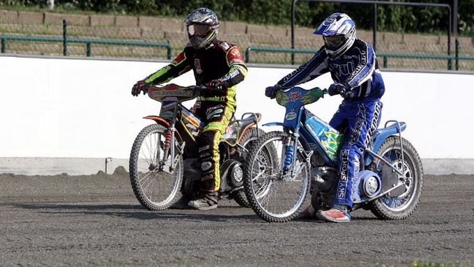 Luboš Tomíček trénuje na Grand Prix na ploché dráze na Markétě. Před ním v černožluté kombinéze další český reprezentant Matěj Kůs.