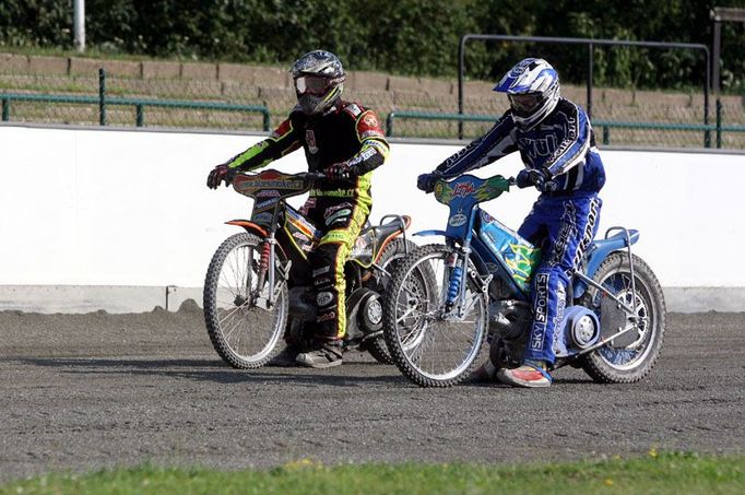 Luboš Tomíček trénuje na Grand Prix na ploché dráze na Markétě. Před ním v černožluté kombinéze další český reprezentant Matěj Kůs.