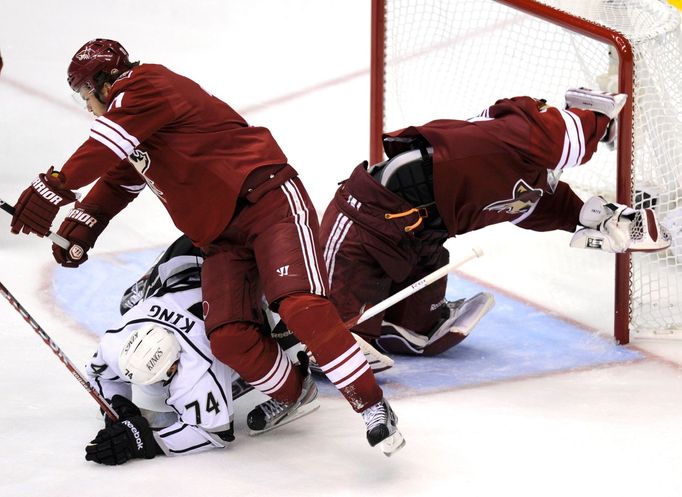 Střet Hanzala s Kingem v zápase Phoenix Coyotes - LA Kings