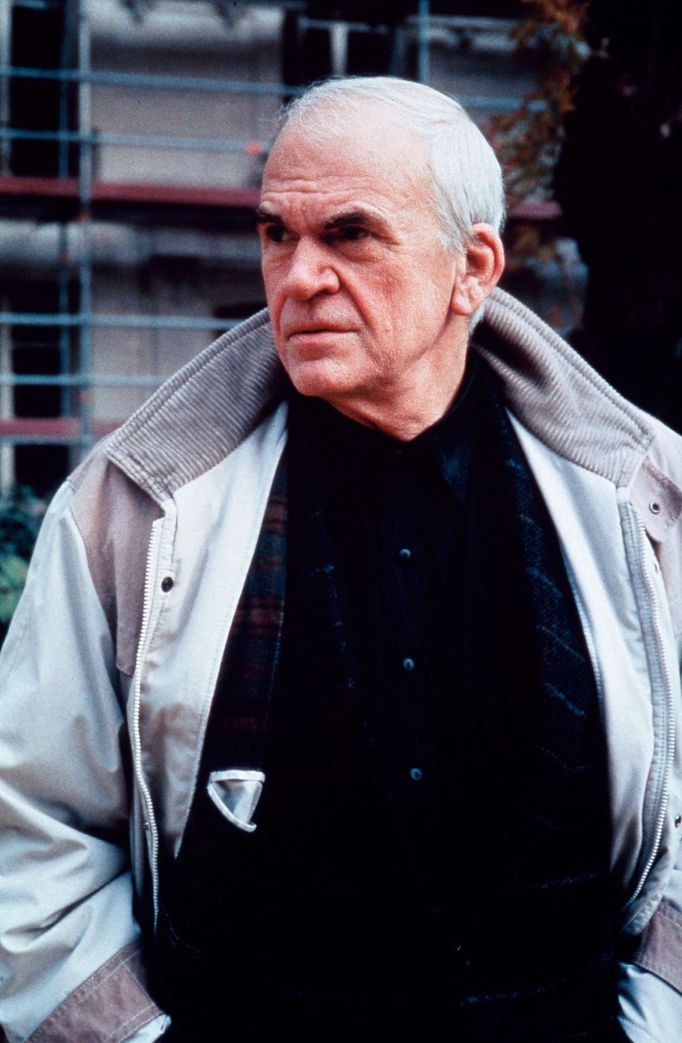 Milan Kundera na archivní fotografii.