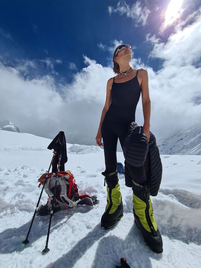 Poslední Miri pobyt ve výšce cca 6400 m. Následovalo téměř 1000 výškových metrů dolů zpět do základního tábora. Dost si to protrpěla.