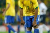 Ronaldinho během zápasi Anglie s Brazílií.