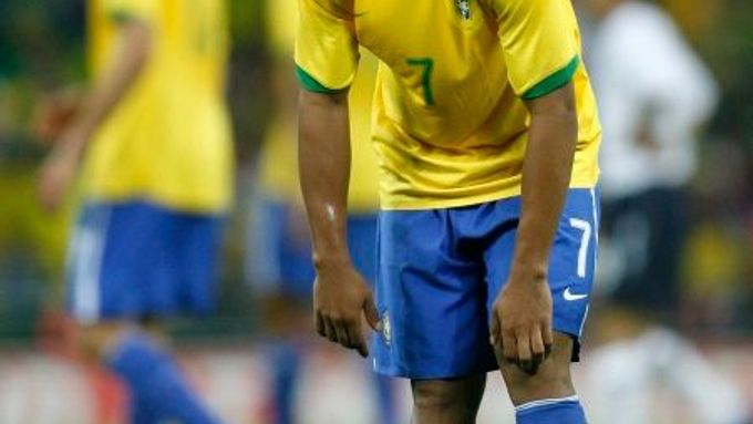 Ronaldinho během zápasi Anglie s Brazílií.