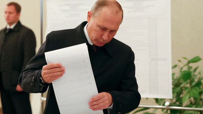 Vladimir Putin hlasuje v ruských parlamentních volbách.