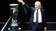 Ještě před protagonisty týmového klání ovšem dorazila legenda. Muž, jehož jméno dalo nové soutěži název. Rod Laver. Australan, který dvakrát v kariéře dokázal získat takzvaný kalendářní grandslam.