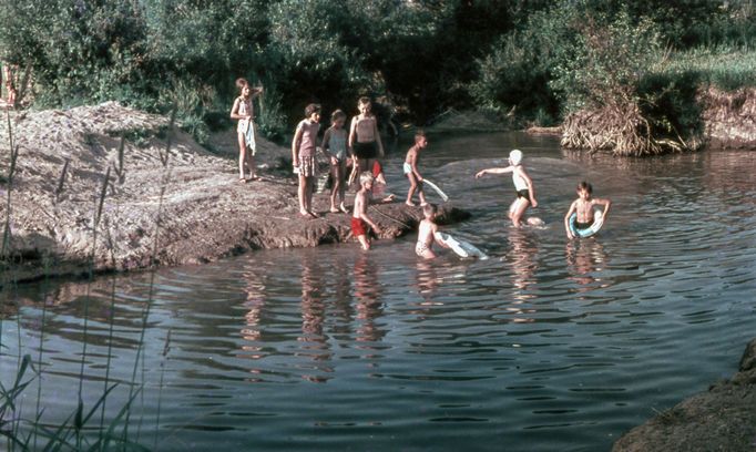 Děti koupající se u města Poltár v Banskobystrickém kraji. Rok 1960