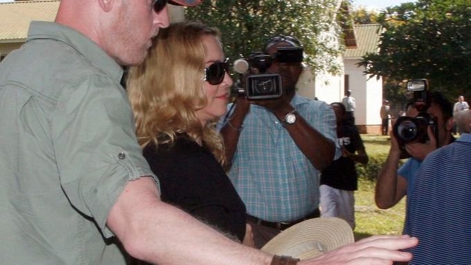 Madonna vchází v doprovodu svých bodyguardů a za zájmu médií do budovy soudu v Lilongwe. Adopční řízení může začít.