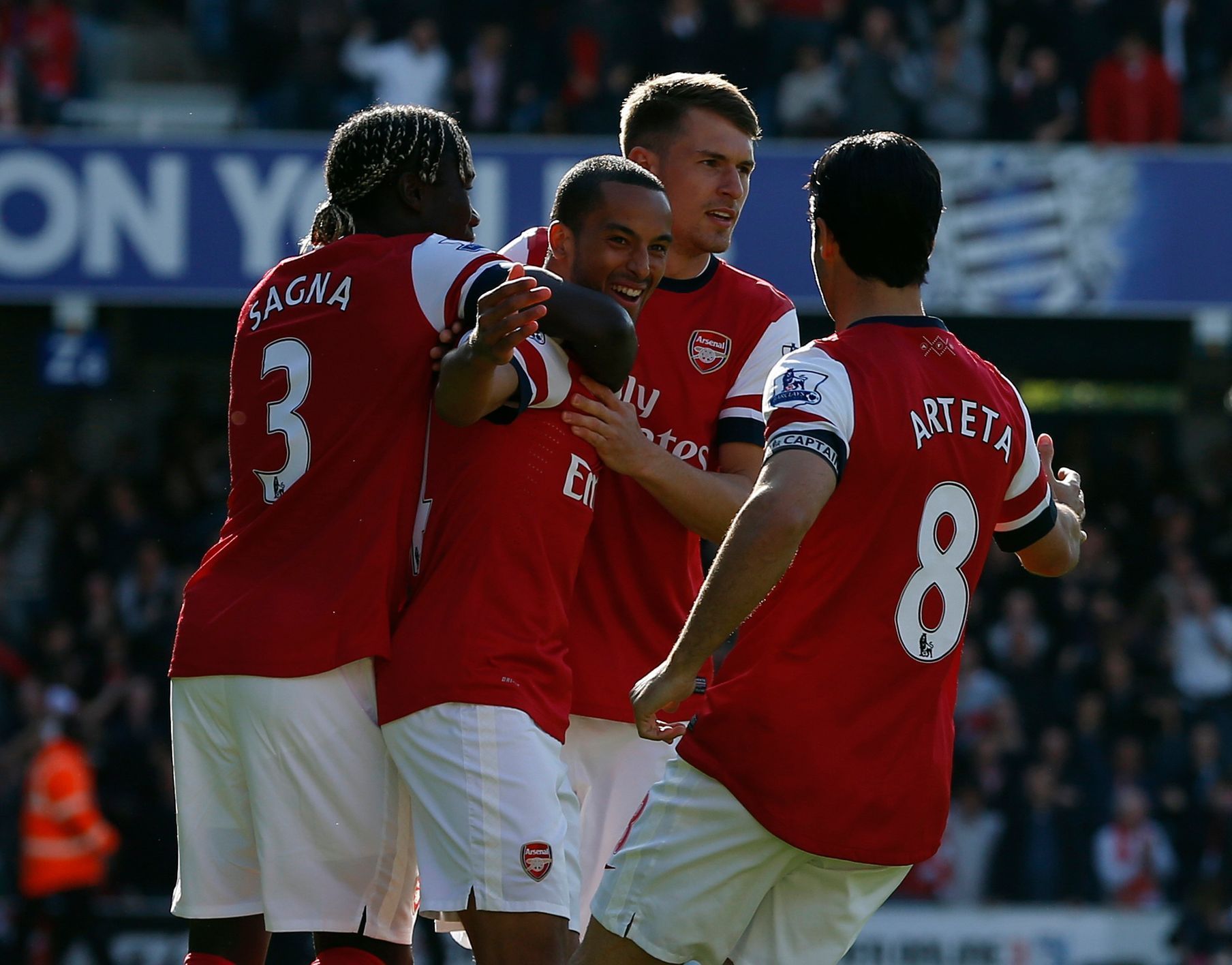 Arsenal oslavuje gól Thea Walcotta