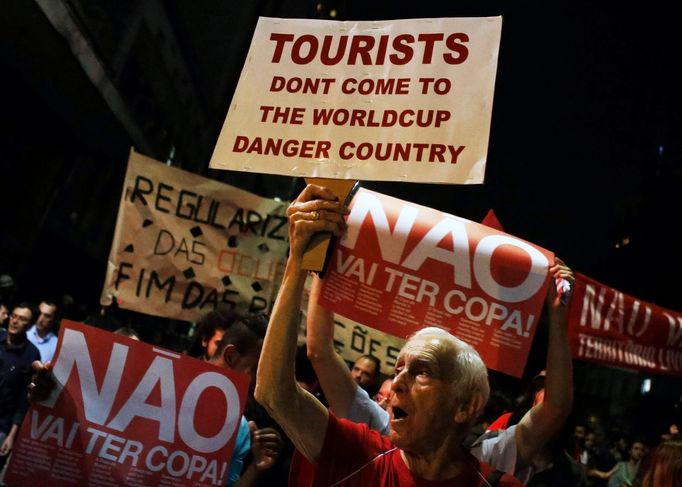 Demonstrators shout slogans during a protest against the 2014 World Cup, in Sao Paulo May 15, 2014. Road blocks and marches hit Brazilian cities on Thursday as disparate