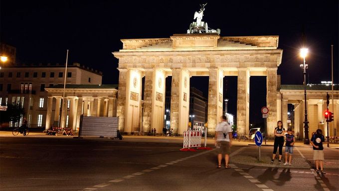 Berlínská zeď vedla těsně kolem Braniborské brány, její stavba začala přesně před padesáti lety.