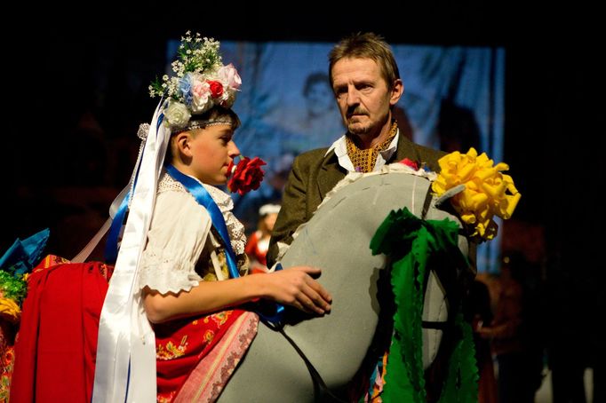 Hlavního hrdinu hraje Zdeněk Julina (vpravo) a jde o neobvyklý, vynikající výkon.