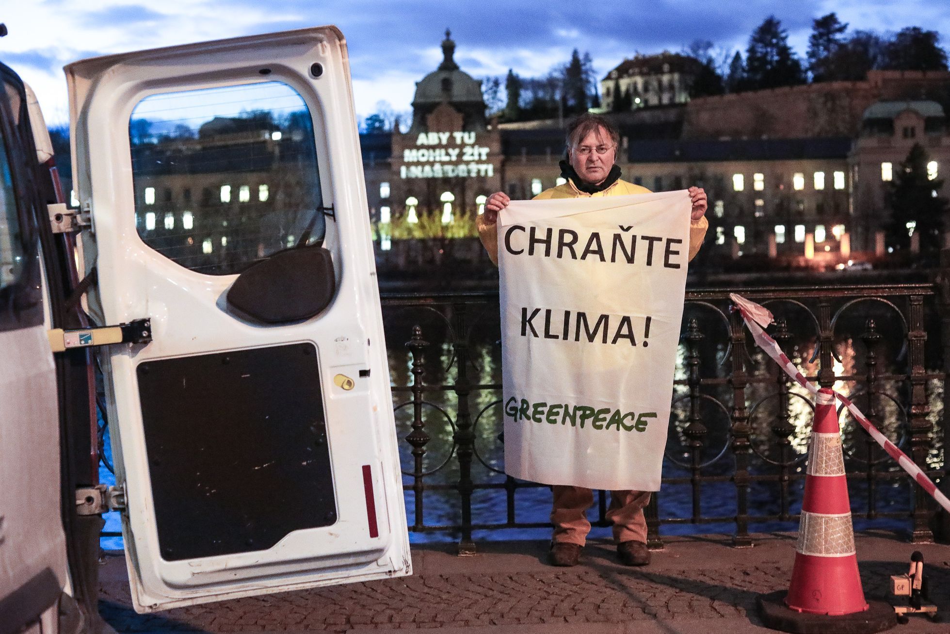 Greenpeace promítání na Úřad Vlády