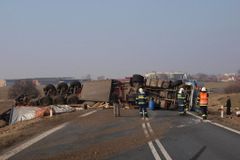 Silnici I/11 zablokoval převrácený kamion