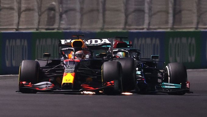Max Verstappen a Lewis Hamilton si letos nedarují ani centimetr trati.